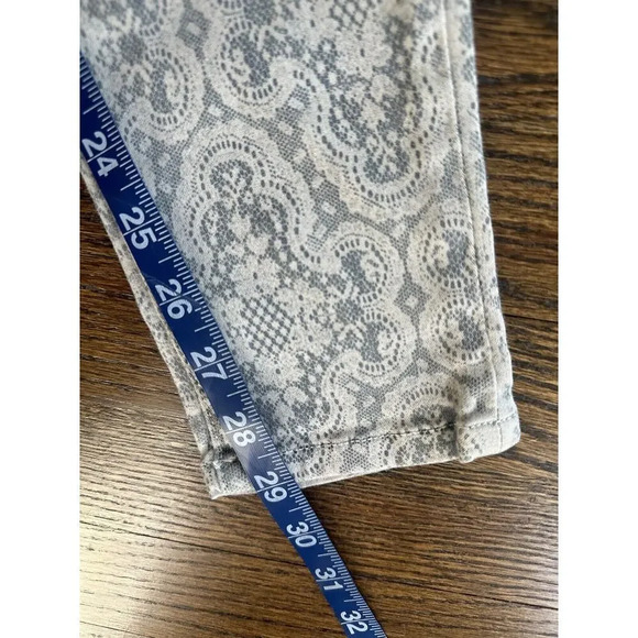 Current Elliott Y2k Bleached Lace Print Jeans Size 27 Gray and White 1194 - Picture 5 of 11